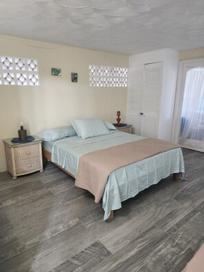 Room - Beautiful 3-Bedroom Home with Pool in Signal Hill (Signal Hill)