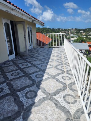 Property grounds - Beautiful 3-Bedroom Home with Pool in Signal Hill (Signal Hill)