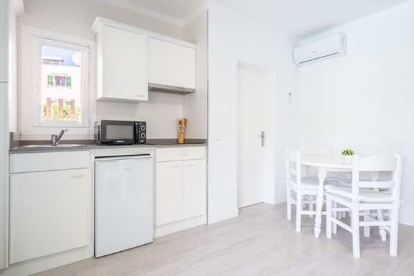 Fridge, microwave, stovetop, coffee/tea maker