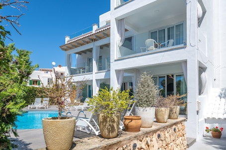 Pool. 1-Bedroom Apartment 'B' with Shared Pool, Wi-Fi and Air Conditioning
