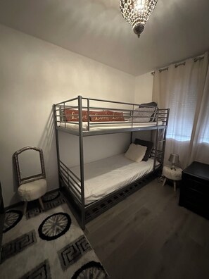 1 chambre, fer et planche à repasser, lit parapluie, Wi-Fi gratuit