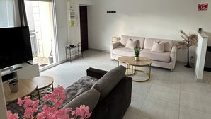 Unclassified image, 3 of 12, button - Near Giverny • Balcony • Parking • Air Conditioning (Freneuse)