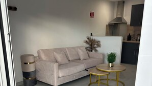 Smart TV, libri, impianto stereo