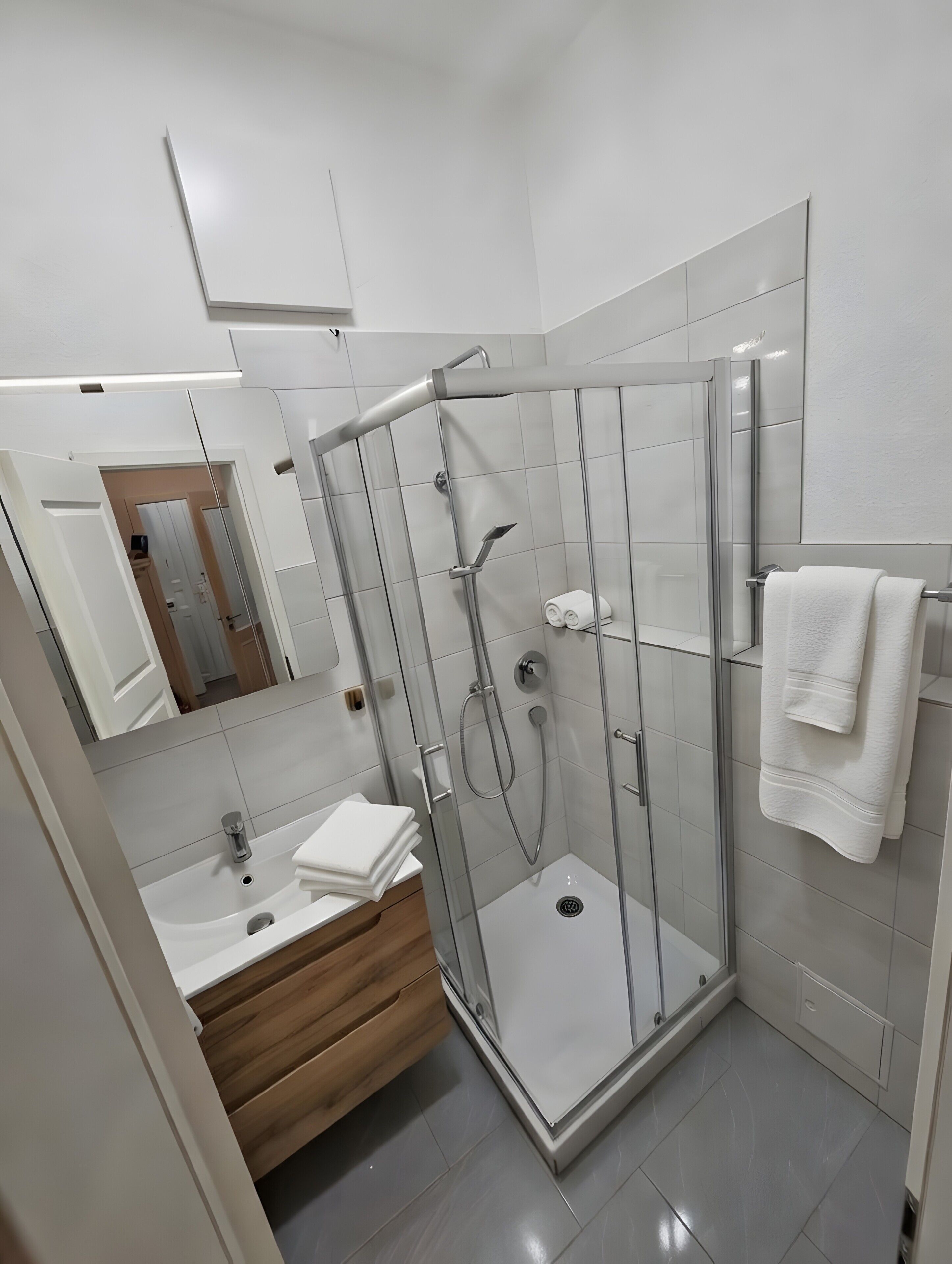 Dusche, Haartrockner, Handtücher