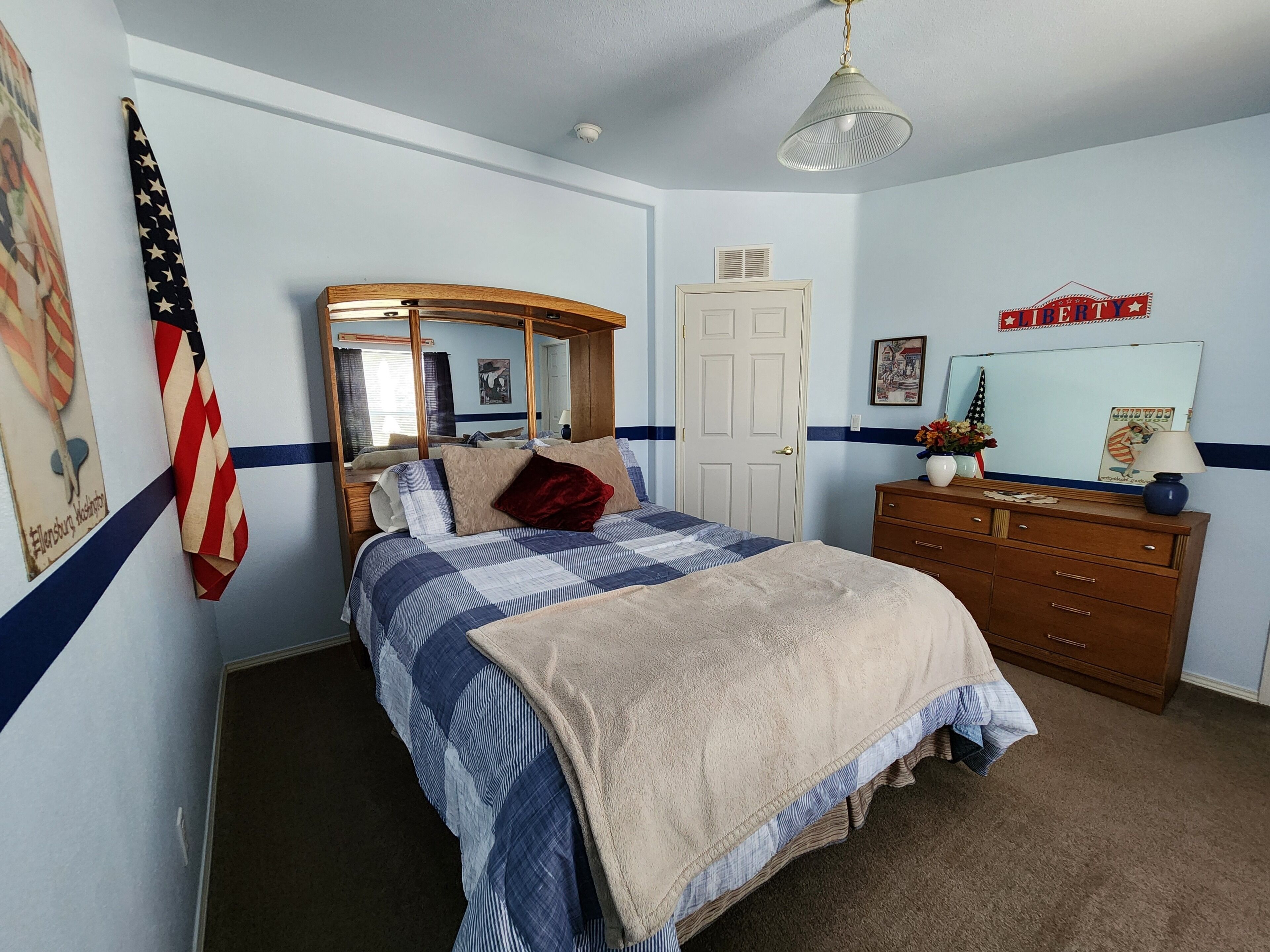 4 bedrooms, desk, iron/ironing board, WiFi