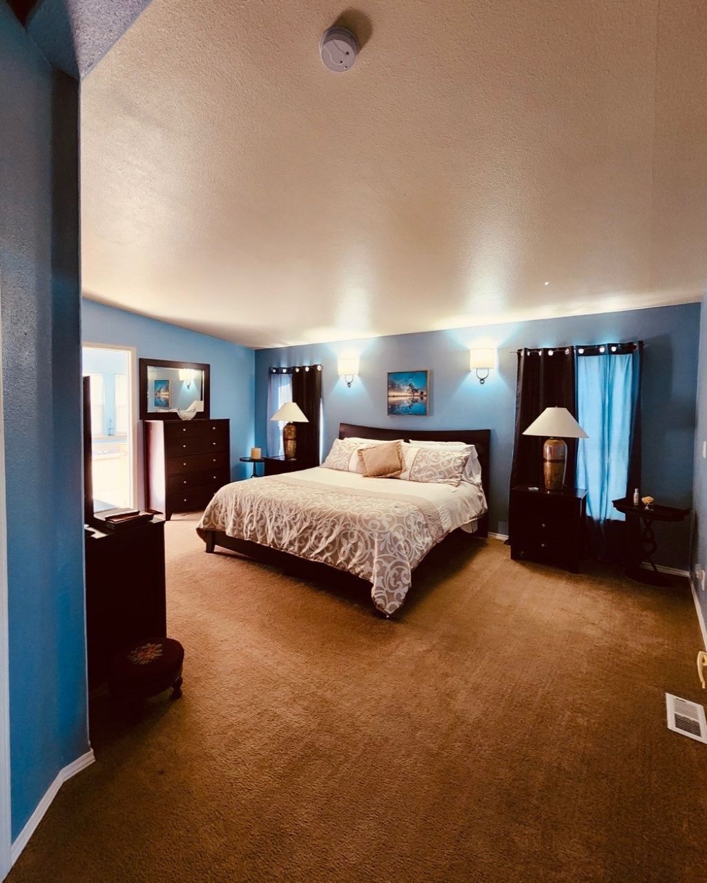 4 bedrooms, desk, iron/ironing board, WiFi