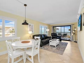 TV - Seaside Resort 201: Stunning Beachfront, heated pool (Fort Myers Beach)