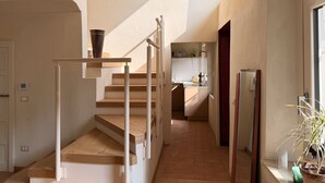 Una escalera que lleva a una cocina con vistas al exterior.