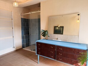Shower, hair dryer, bidet, towels - Kiki's - A spacious house, with a garden, in the Langhe. (Castagnole delle Lanze)