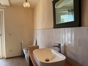 Shower, hair dryer, bidet, towels - Kiki's - A spacious house, with a garden, in the Langhe. (Castagnole delle Lanze)