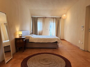 2 bedrooms, WiFi, bed sheets - Kiki's - A spacious house, with a garden, in the Langhe. (Castagnole delle Lanze)