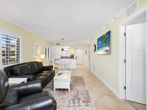 Smart TV - Seaside Resort 210: Sunning beachfront, heated pool (Fort Myers Beach)