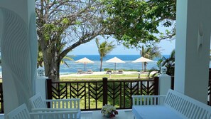 Outdoor dining - Zahari Oceanfront (Msambweni)