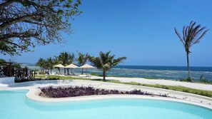 2 outdoor pools, pool umbrellas, sun loungers - Zahari Oceanfront (Msambweni)