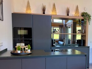Fridge, microwave, oven, stovetop - Luxury chalet Alpenglück with sauna at ski slopes (Sankt Lambrecht)
