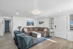 Living area - Sunset Sands 3 BR Close to Beach! (Isle of Palms)