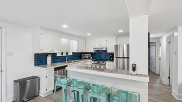 Geladeira, micro-ondas, fogão, cooktop
