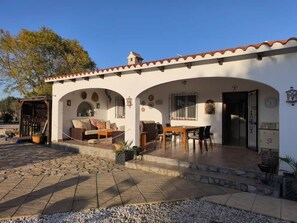 A building with a patio area, a dining table, and a sofa. - Quiet villa with pool, Mojácar (Villa Mojacasa) (Mojácar)