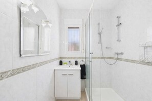 Douche, séchoir à cheveux, serviettes fournies, papier de toilette