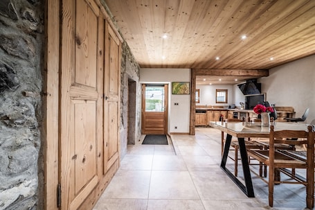 Dining. Cosy Apartment with Mountain Ambiance