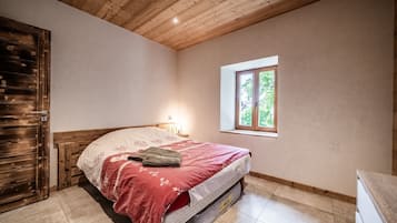 2 bedrooms, WiFi, bed sheets