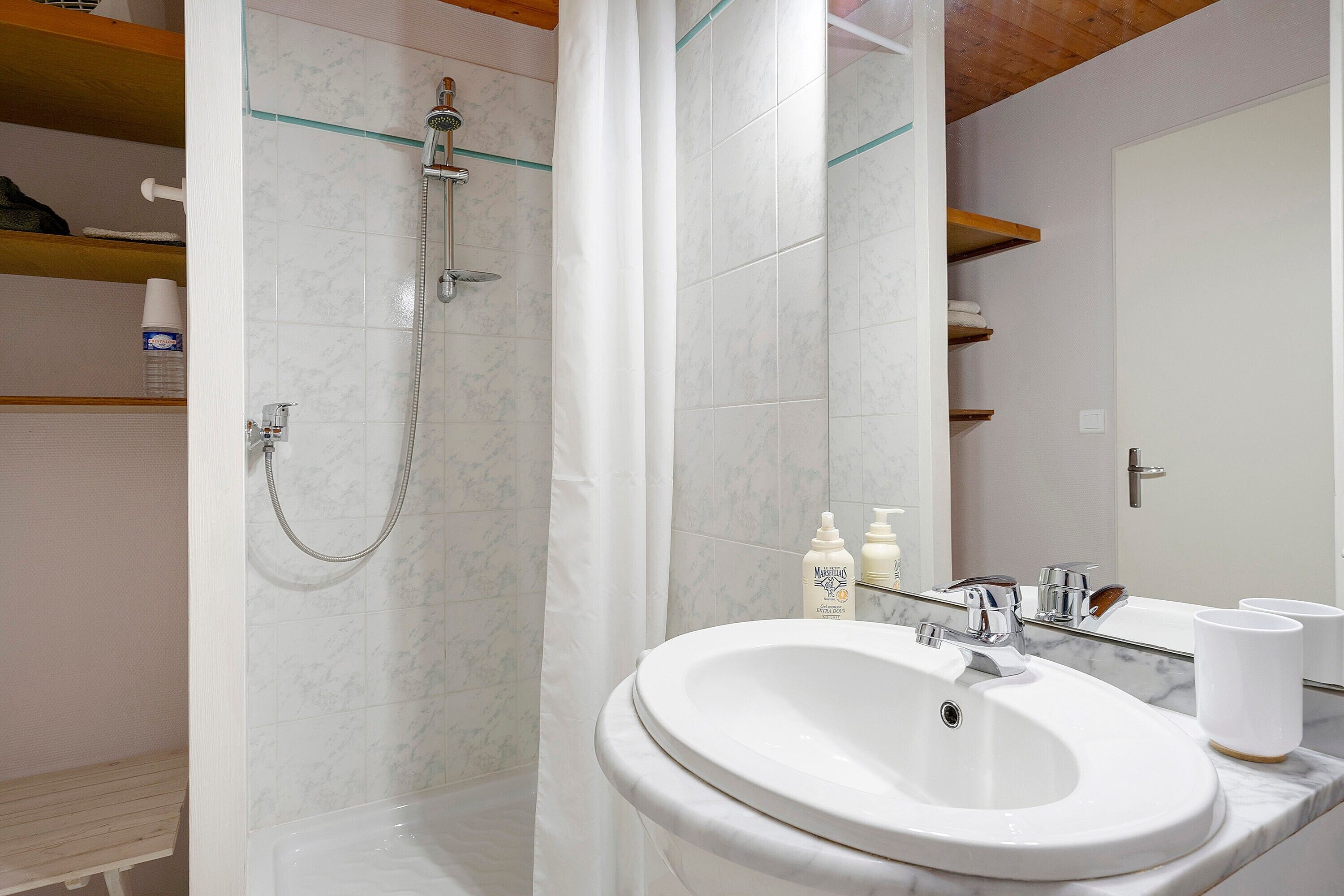 Een douche, een haardroger, handdoeken