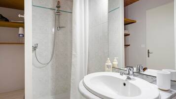 Een douche, een haardroger, handdoeken