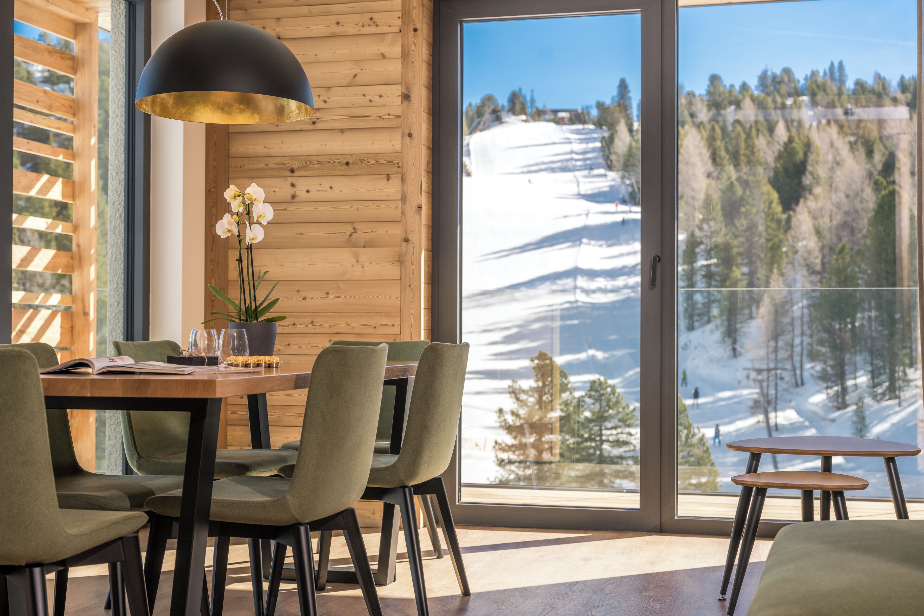 Familie appartement, balkon, uitzicht op bergen