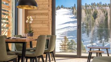 Familie appartement, balkon, uitzicht op bergen