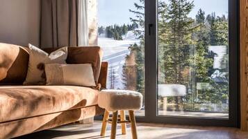 Studio, Balcony, Mountain View | Living area