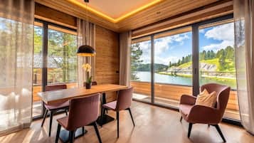 Deluxe appartement, balkon, uitzicht op meer | Dineren