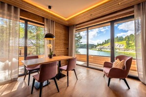 Deluxe appartement, balkon, uitzicht op meer | Dineren