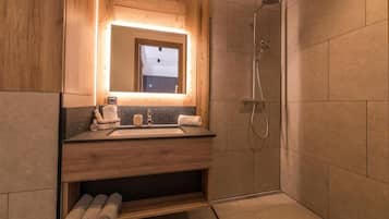 Estúdio superior, sacada, vista para a montanha | Banheiro