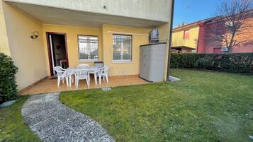 Apartment, 1 Schlafzimmer, Terrasse, Gartenblick | Speisen im Freien