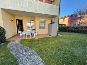 Apartment, 1 Schlafzimmer, Terrasse, Gartenblick | Speisen im Freien