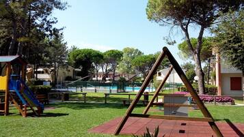 Departamento, 1 habitación, patio, vista al jardín | Área infantil