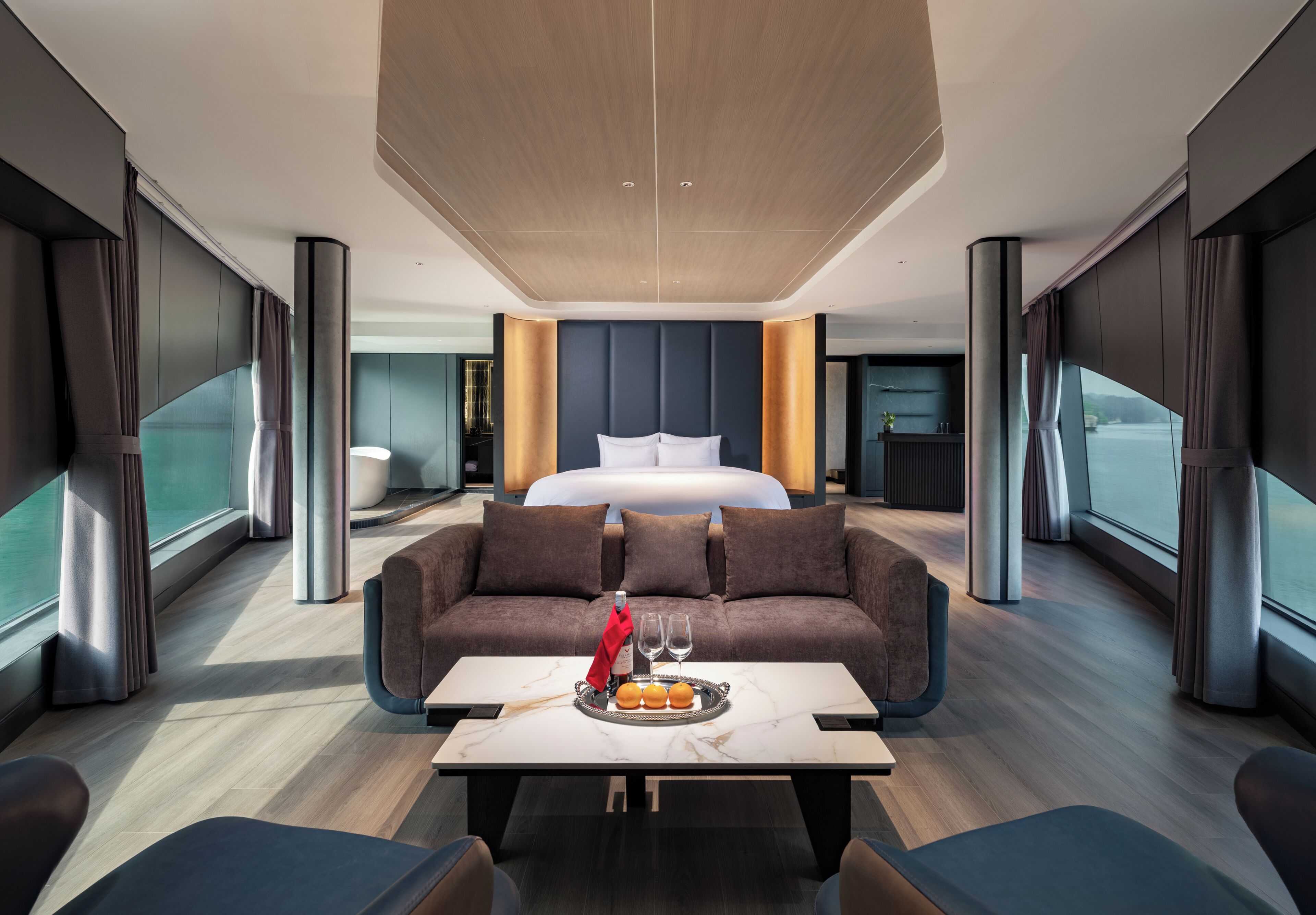 VIP Suite with Ocean View | Minibar, caja fuerte, escritorio y espacio para trabajar con un portátil