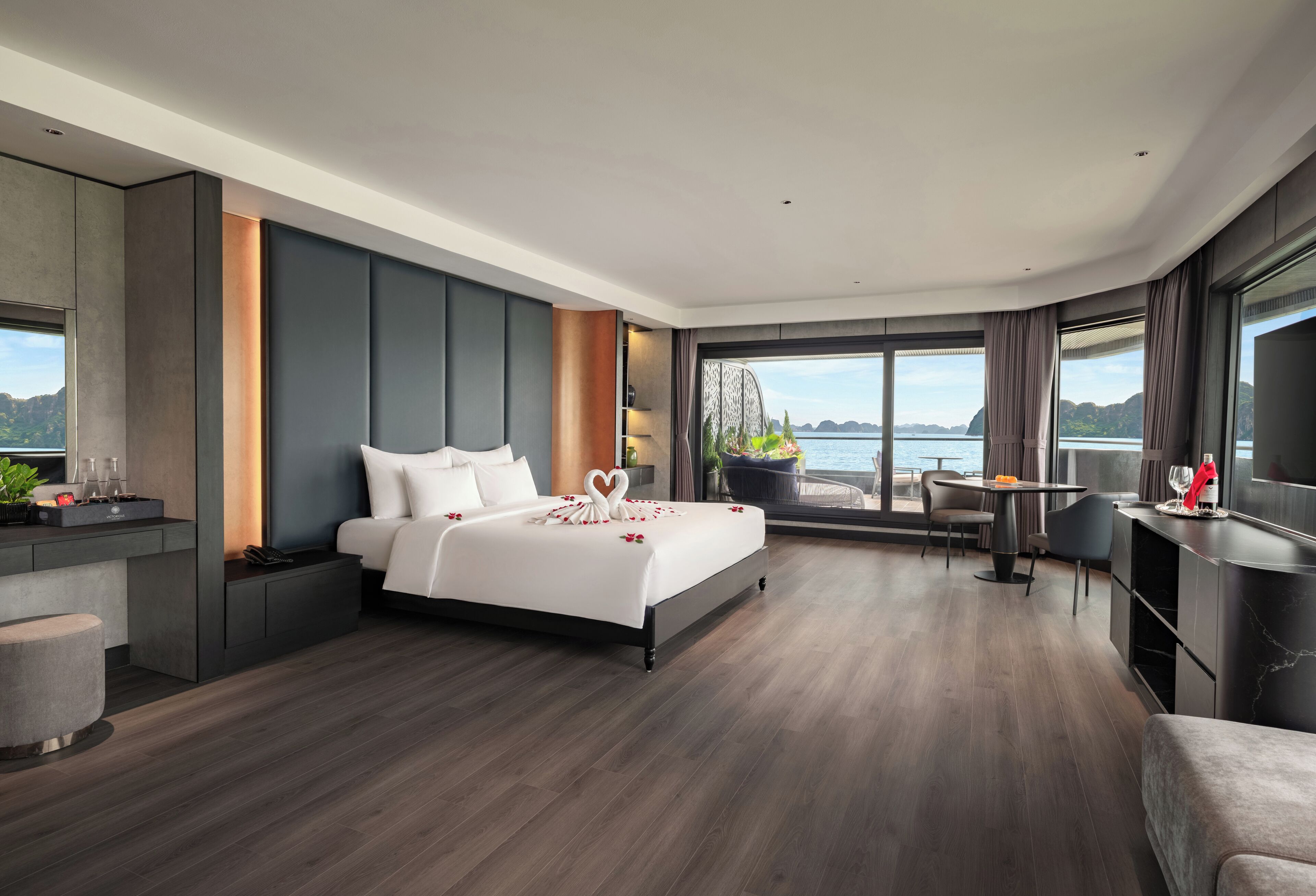 Honeymoon VIP Suite with Private Terrace | Minibar, caja fuerte, escritorio y espacio para trabajar con un portátil