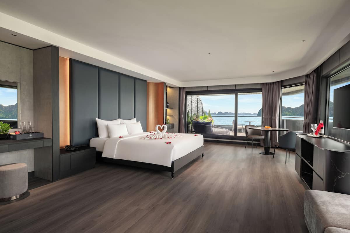 Honeymoon VIP Suite with Private Terrace | Minibar, in-room safe, desk, laptop workspace