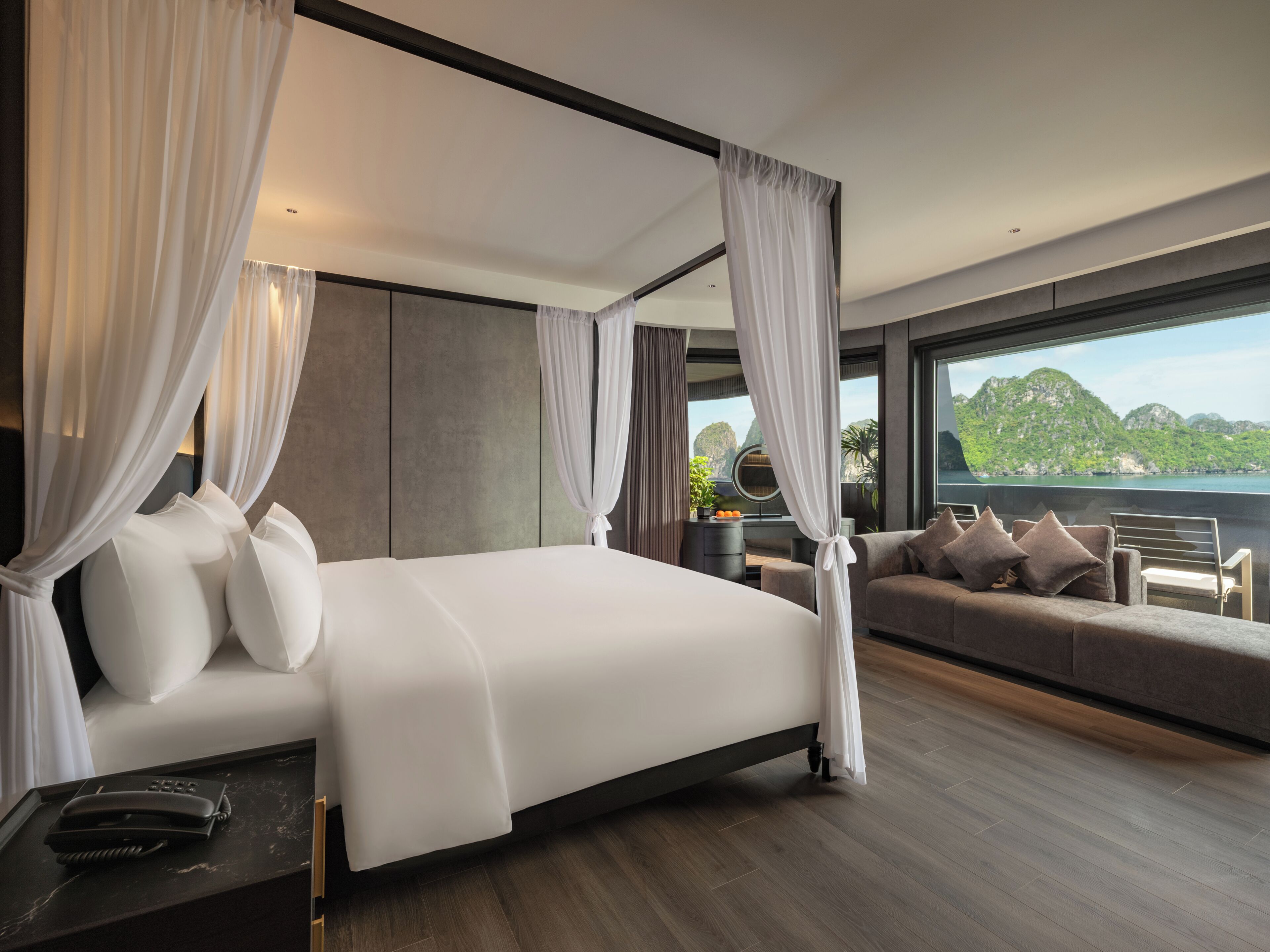 Elite Suite with Private Balcony | Minibar, caja fuerte, escritorio y espacio para trabajar con un portátil