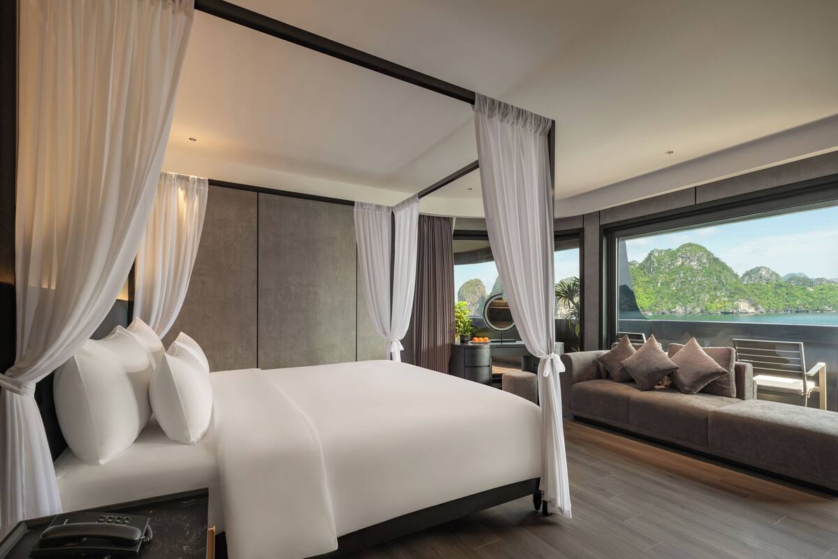 Elite Suite with Private Balcony | 迷你吧、客房內保險箱、書桌、筆電工作空間