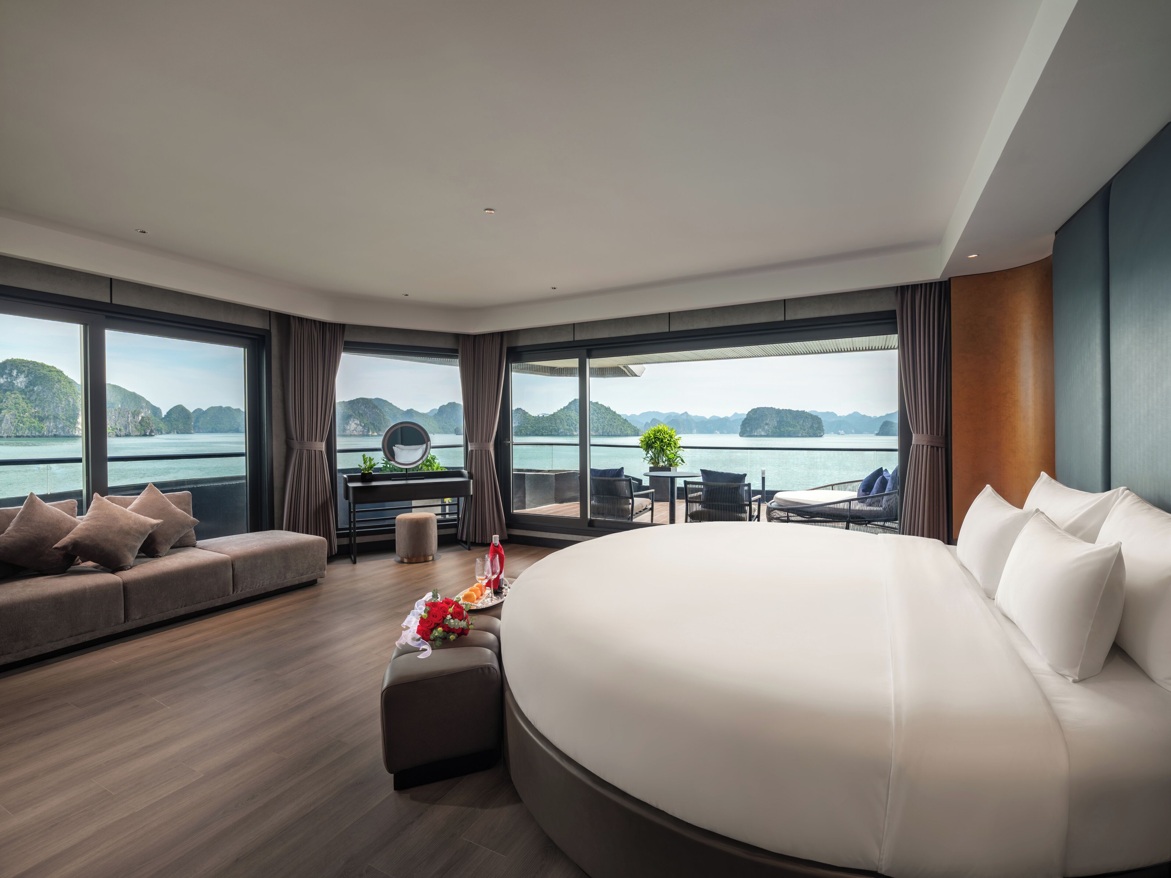 Executive Suite with Private Terrace | Minibar, caja fuerte, escritorio y espacio para trabajar con un portátil