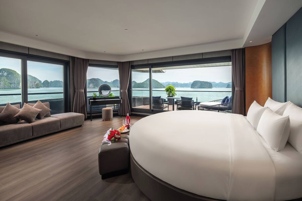 Executive Suite with Private Terrace | 迷你吧、客房內保險箱、書桌、筆電工作空間