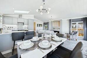 Dining - Host & Stay | Marble Lodge (Beverley)