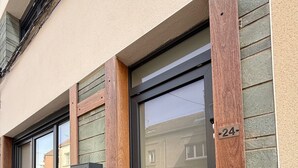 A building with a black door, a mailbox, and a number plate. - Elegant T2 Design & Comfort - Premium Getaway (Calais)