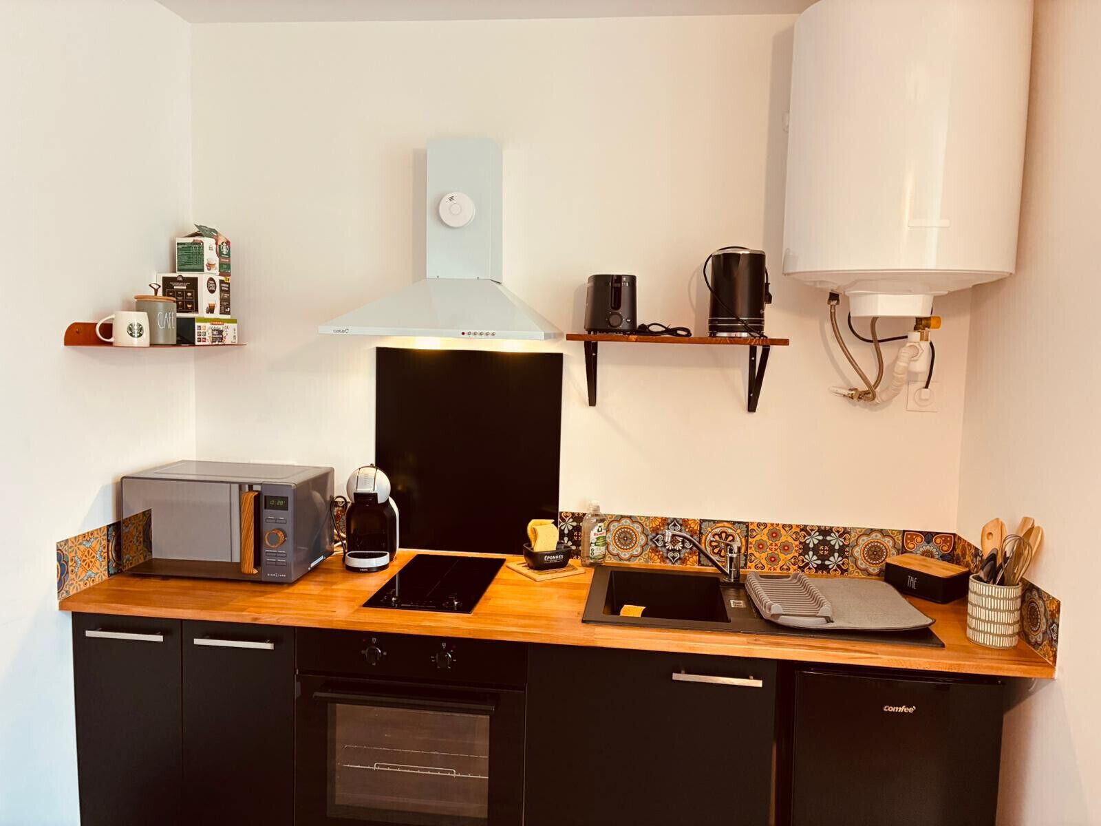 Kühlschrank, Mikrowelle, Ofen, Wasserkocher mit Kaffee-/Teezubehör