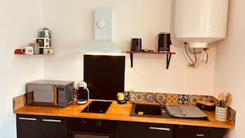 Fridge, microwave, oven, coffee/tea maker
