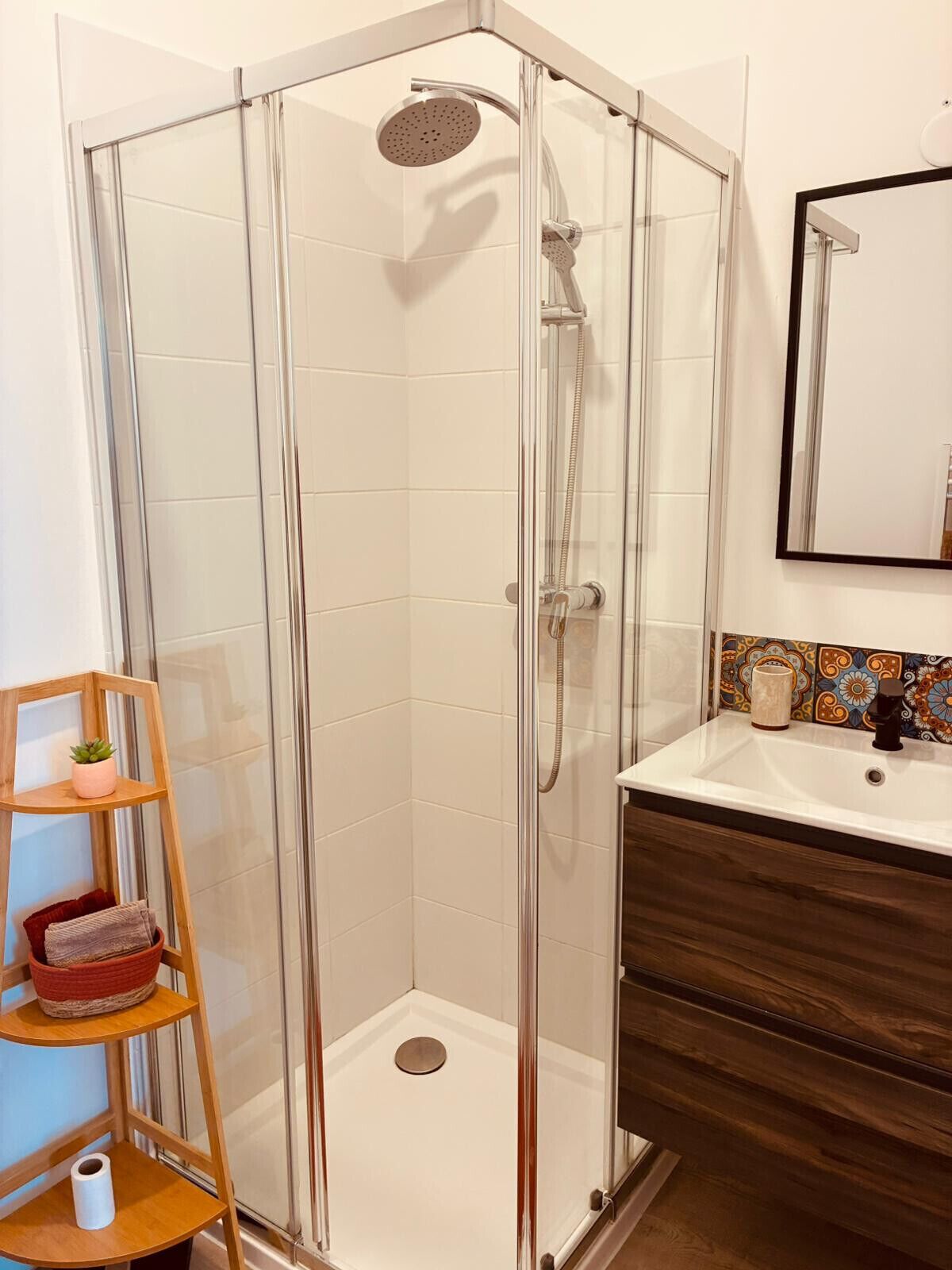 Een douche, een haardroger, handdoeken