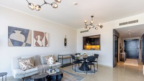 Una sala de estar moderna con sofá, mesa de centro y comedor.