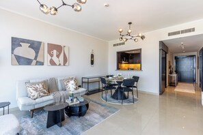 Ein modernes Wohnzimmer mit Sofa, Couchtisch und Essbereich.